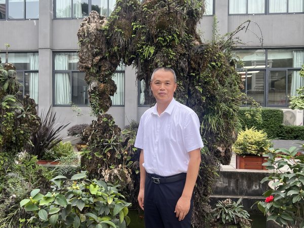 翻翻配资 张向前：一名中职教师的28年坚守 用关爱铺就学生成才路｜师者华章
